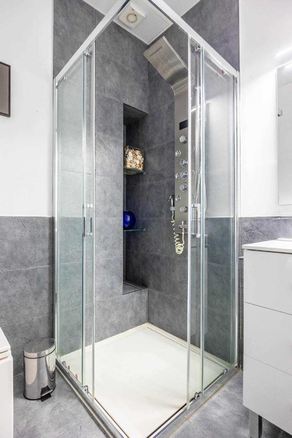 Comfy Away - Apartamento Exclusivo Mercado De Triana Con Balcon Sevilla Bagian luar foto
